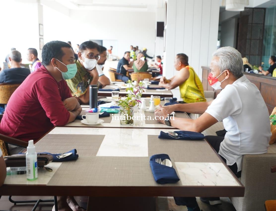 Andi Sudirman dengan Ganjar Pranowo Terlibat Perbincangan Serius di Arena PON XX Papua 