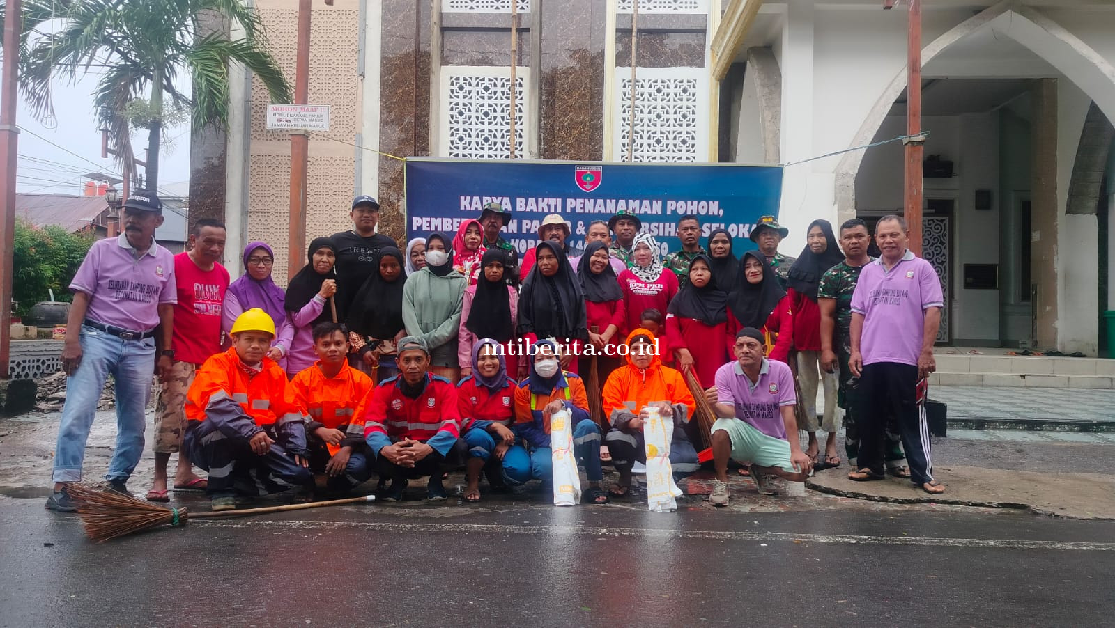 Wujudkan Lingkungan Bersih, Koramil Mariso  Kerja Bakti Bersama Warga Kelurahan KP. Buyang