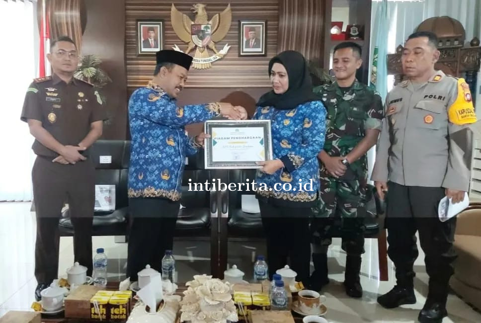 Andi Idiel Fitri Dapat Penghargaan Dari Bupati Bualemo 