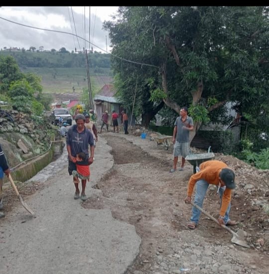 Tanpa Bantuan Bupati Gowa, warga Dusun Bangkala Cor Jalan Berlubang