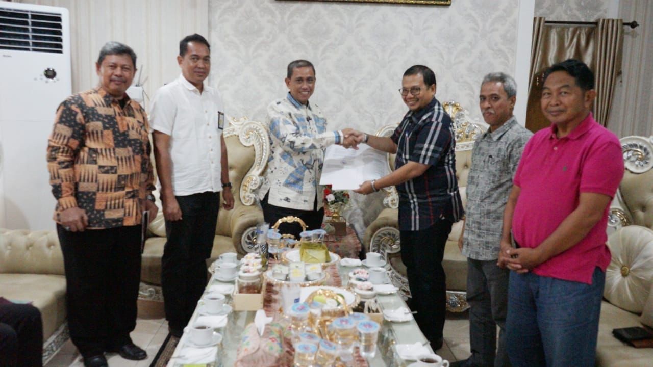 Iqbal Suhaeb Wakili Gubernur Serahkan Surat Pelepasan Tanah Pssselloreng