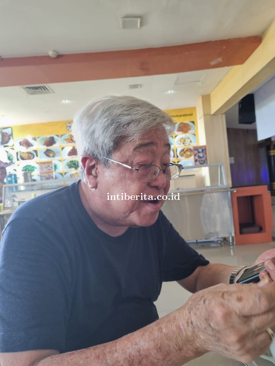 Bang Hasan Banting Harga, Bikin Warung Tunjuktunjuk