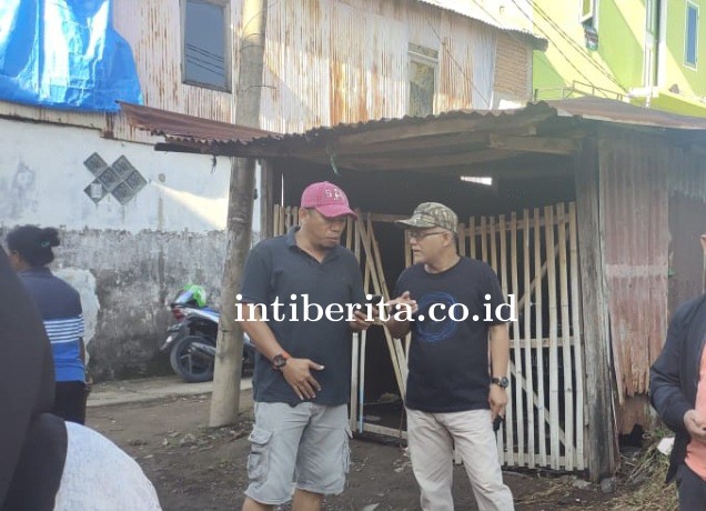 Laksanakan Sabtu Bersih, Sekcam Mariso Memantau di Jl. Rajawali 1 Lr. 13 B