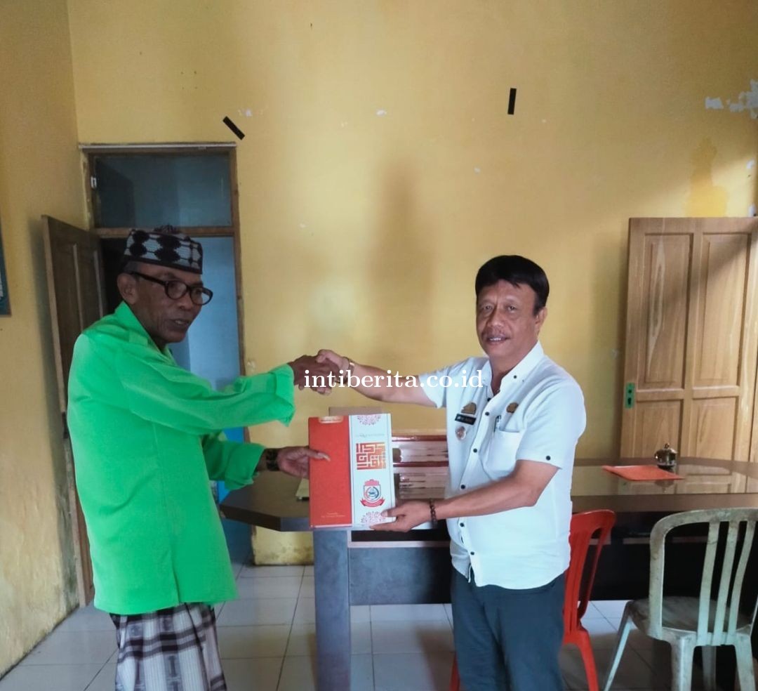 Lurah Pannambungan bersama Kasi Eksbang Distribusi Alquran Digital