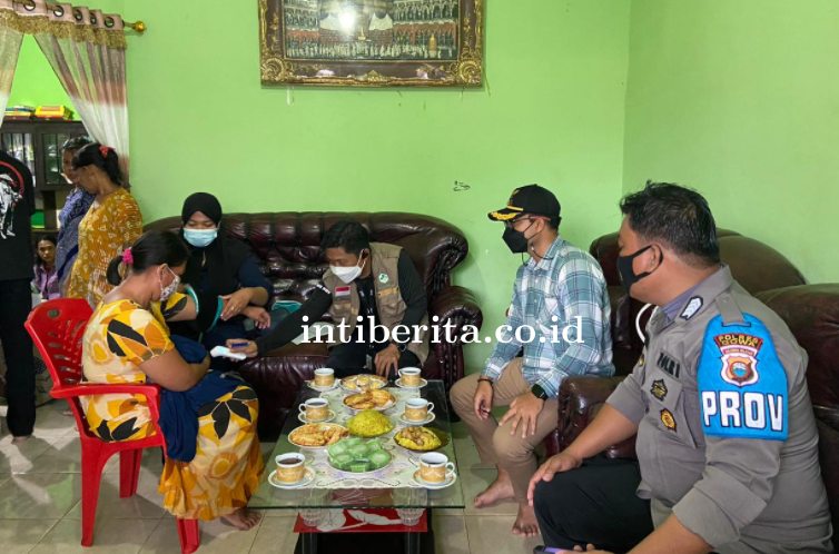 Lurah Benteng Sombaopu Gelar Vaksinasi Sasar Warga Berprofesi Buruh Harian. 