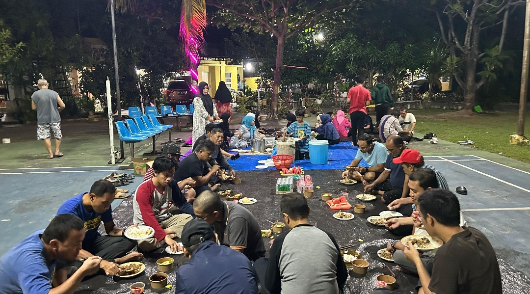 Usai Tunaikan Qurban, Malam Hari Warga Cendana Residence Santap Konro Bersama